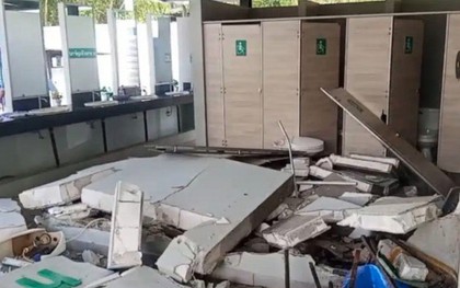 Đang ngồi trong nhà vệ sinh ở trạm xăng, người đàn ông bị thương do bị 1 chiếc ô tô điện húc sập tường