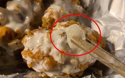 Tá hoả khi đặt gà rán sốt kem hành nhưng lại thấy phủ đầy sữa chua nha đam, khách nhắn quán thì nhận phản hồi: 'Giải quyết gì em?'