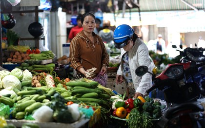Giá rau xanh tại TP.HCM tăng mạnh sau đợt mưa lớn kéo dài: Người mua lẫn tiểu thương gặp khó