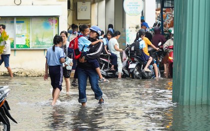 Nhiều trường học ở TPHCM cho học sinh tan học sớm tránh triều cường