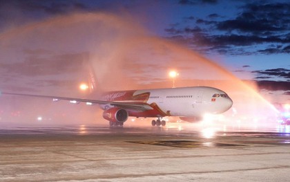 Đúng tối 10/10, một máy bay đặc biệt của Vietjet được chào đón bằng nghi thức phun vòi rồng tại sân bay Cộng hòa Séc