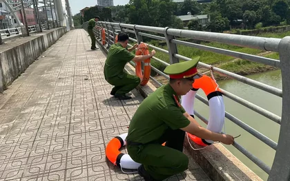 Thái Nguyên: Lắp đặt loạt phao cứu hộ tại cầu Bến Tượng