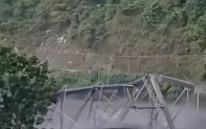Video khoảnh khắc lũ quét kinh hoàng vò nát cây cầu ở Nepal
