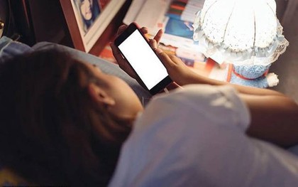 Lời khuyên dành cho những người nhất định phải xem điện thoại trước khi ngủ