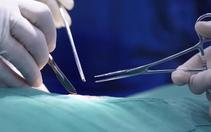Cụ bà 74 tuổi vào viện phẫu thuật chân phải, bác sĩ cắt nhầm chân trái