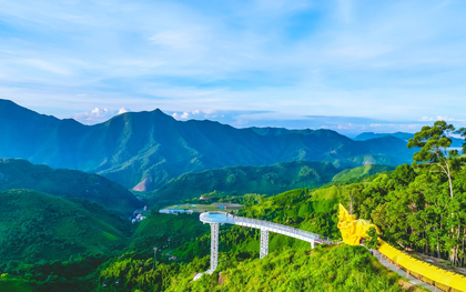 Việt Nam có công trình hình rồng dài 460 m được xác lập kỷ lục: Nối thẳng ra cầu kính, vắt ngang sườn núi ở độ cao gần 800 m, muốn lên phải đi cáp treo