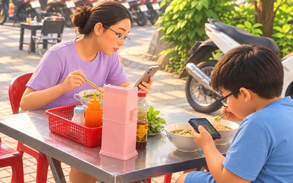 Bức ảnh hai mẹ con ở TPHCM ăn sáng tưởng bình thường, nhìn kĩ lại, nhiều phụ huynh vô cùng lo lắng