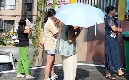 "Ăn mặc thế này để đón con, cô chỉ đang khoe mẽ thôi!" - Bà mẹ sành điệu bị chê trách gây tranh cãi
