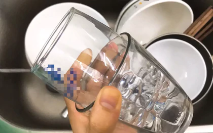 Tất cả các gia đình đang dùng cốc thủy tinh chú ý!
