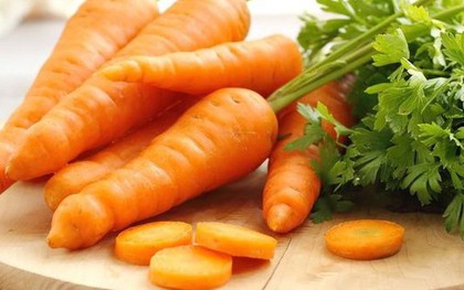 Ăn cà rốt mỗi ngày suốt 4 tháng, người phụ nữ 50 tuổi bất ngờ khi đi khám