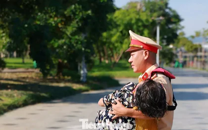 Kịp thời cứu người phụ nữ chìm dưới sông Hương cách bờ 40 m