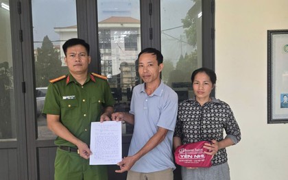 Công an xác minh túi vải đựng cọc tiền 110 triệu đồng được phát hiện tại ngã ba đường