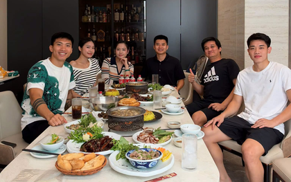 Đoàn Văn Hậu - Doãn Hải My đãi cơm khách, chiếc ghế trống cạnh Đình Bắc gây chú ý