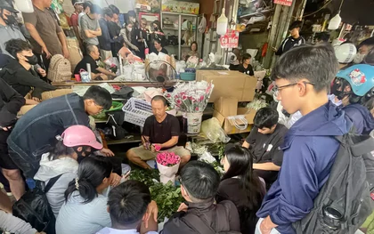 Khách vây kín cửa hàng, chờ nhiều tiếng mua hoa ngày 20/10