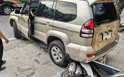 Hà Nội: Ô tô lùi trên đường Lê Duẩn, cuốn xe máy chở hai phụ nữ vào gầm