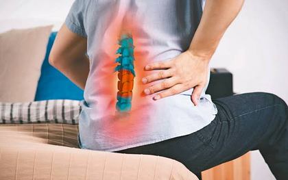 Uống thuốc cúm mãi không khỏi, người đàn ông đi khám phát hiện đốt sống bị vi khuẩn phá hủy