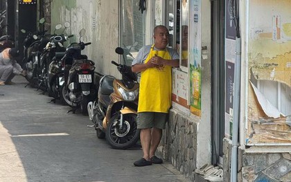 Nam nghệ sĩ đình đám U50 đi bán bánh mì ở đường Đặng Văn Ngữ, TP.HCM