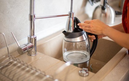 Một người đun nước, cả nhà ung thư? Bác sĩ cảnh báo 3 thói xấu khi đun nước đang "đầu độc" cả gia đình