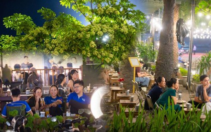 Cà phê ngoài trời đường Lê Quang Đạo thưa khách giữa mùa hoa sữa: Hương thu thơ mộng hay “thử thách” mỗi tối?
