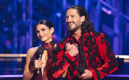 Ám chỉ về cái tát của Will Smith, vũ công nổi tiếng bị gạch tên khỏi đêm diễn Dancing With the Stars