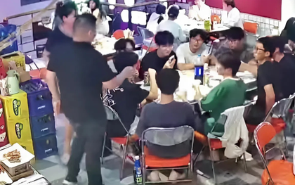 9 bạn trẻ đi ăn được người lạ bàn bên trả hộ 2,7 triệu đồng, kèm 1 lời dặn khiến cả nhóm đứng dậy cảm ơn liên tục