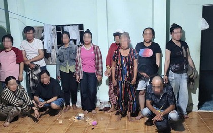 Công an kiểm tra căn nhà của người phụ nữ 74 tuổi lúc 23h30: Bắt quả tang 11 đối tượng