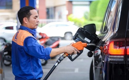 Hai 'ông lớn' xăng dầu tiếp tục giảm thêm giá bán lẻ
