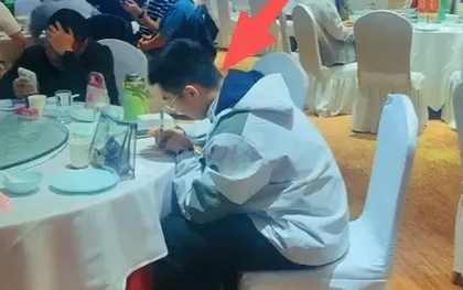 Khoe con chăm học, đi đám cưới cũng lôi bài tập Toán ra làm, người mẹ nhận loạt bình luận "điếng người"!