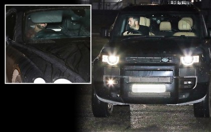 Papparazzi tóm cảnh Carrick và Bruno Fernandes ủ rũ về nhà sau thảm bại của MU