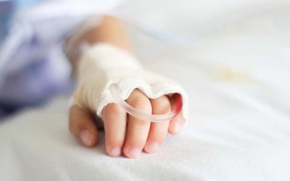 Bé trai 16 tháng tuổi uống nhầm dầu thắp đèn thờ