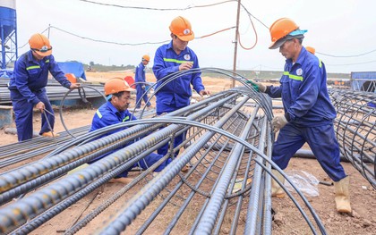 Giá nhân công xây dựng chạm mức 1 triệu đồng/công, doanh nghiệp chấp nhận trả lương trước 3 tháng để giữ người