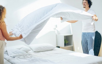 Vì sao không nên dọn giường ngay sau khi thức dậy?