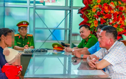 Người phụ nữ bế con riêng của người tình ăn xin trên phố