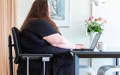 Cả ngày ngồi máy tính, tối lại ôm tivi: Sức khỏe sẽ ra sao?