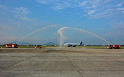 Ngày 26/10, sân bay Nội Bài thực hiện nghi thức phun vòi rồng đón 1 chuyến bay lạ hạ cánh