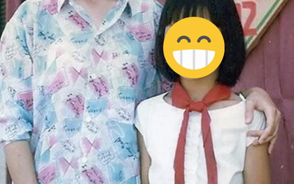 Bức ảnh bé gái nhận thưởng Học sinh giỏi khiến cư dân mạng ồ ạt bình luận: "Em này lớn lên kiểu gì cũng thành người nổi tiếng!"