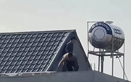 Bắt 2 kẻ cầm kiếm, cố thủ nhiều giờ trên nóc nhà ở Thanh Hóa