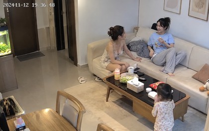Mỗi lần xem camera tôi lại đỏ mặt vì sự vô tư của vợ và cô hàng xóm