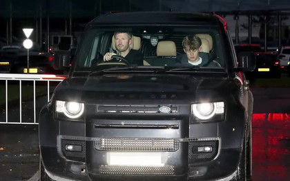 Paparazzi bắt trọn cảnh Carrick lái xe rời đi sau cuộc họp khẩn về tương lai tại Man Utd