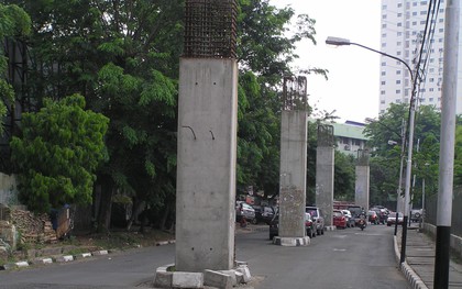 Dừng khẩn cấp dự án đường sắt trên cao dài 30 km, tổng vốn đầu tư gần 19.000 tỷ đồng, đã dựng 150 cột bê tông giữa phố