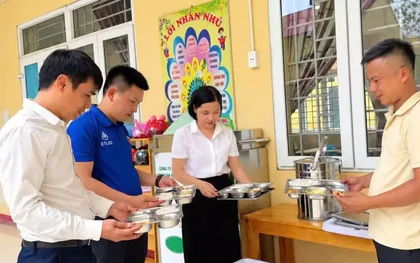 Vụ nhiều học sinh ở Thái Nguyên bất thường về sức khỏe: Cấp lại nước uống cho học sinh