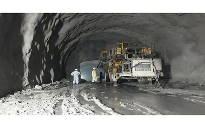 Khối đá lớn đổ sập, tuyến hầm dài nhất ASEAN bị lấp toàn bộ, sau đó hơn 1.000 người Việt Nam hò reo vì tạo kỳ tích lớn