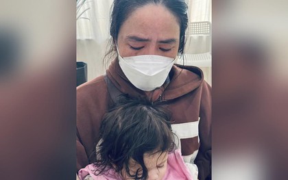 Vừa mổ đươc vài tiếng, người mẹ đã xuất viện bế con khó thở đi khám: Tay ôm con, tay giữ vết mổ khiến bác sĩ cũng chạnh lòng