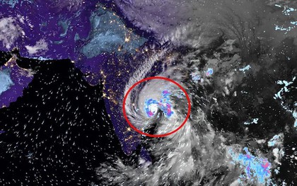 Cơn bão cực kỳ nguy hiểm đổ bộ, 180.000 người sơ tán, gió giật lên tới 150 km/h