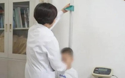 Đi khám tuổi xương, con được dự đoán cao 1m75, mẹ vẫn bắt bác sĩ "phải điều trị cho lên 1m80"