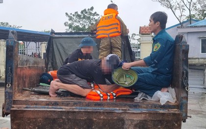 Đúng một năm sau vụ 8 người ngạt khí giữa mưa lũ ở Đà Nẵng: Chồng vừa qua đời, vợ ngồi xe lăn