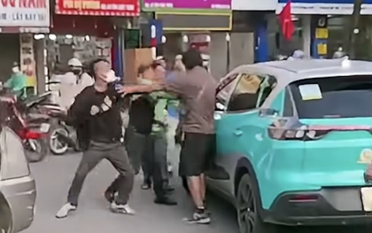 Người đàn ông bị nhóm người vây đánh trước cổng Bệnh viện Đại học Y Hà Nội
