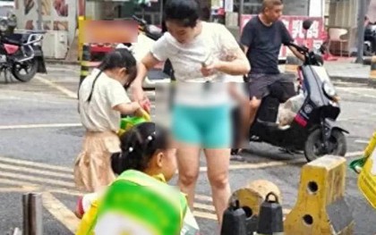 Mặc chiếc quần nhạy cảm đi đón con, bà mẹ bị chỉ trích: Trang phục không sai, bối cảnh sai!