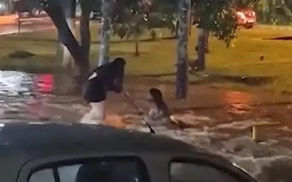 Cố cứu nhau, 2 cô gái bị dòng nước lũ cuốn trôi