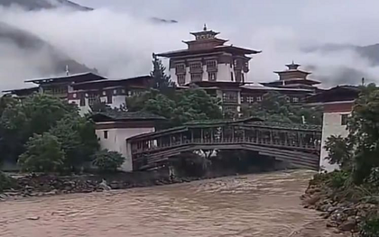Vỡ hồ băng Himalaya, lũ quét cuồn cuộn đổ xuống Bhutan, 10.000 người Ấn Độ sơ tán